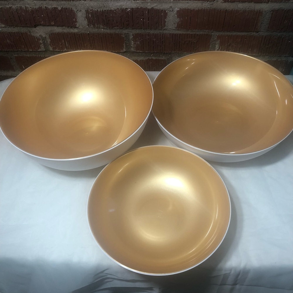 Three piece of Tupperware elegant and elegant